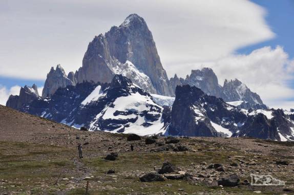 Cada vez mais próximos do Cerro Fitz Roy durante a caminhada da Loma del Pliegue Tumbado, no Parque Nacional Los Glaciares, em El Chaltén, na patagônia argentina